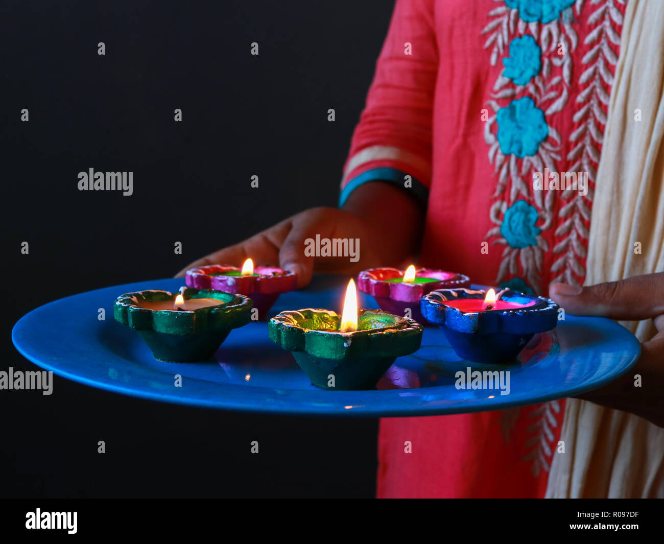 A girl holding pour diyas célèbrent le Diwali et dhanteras Banque D'Images