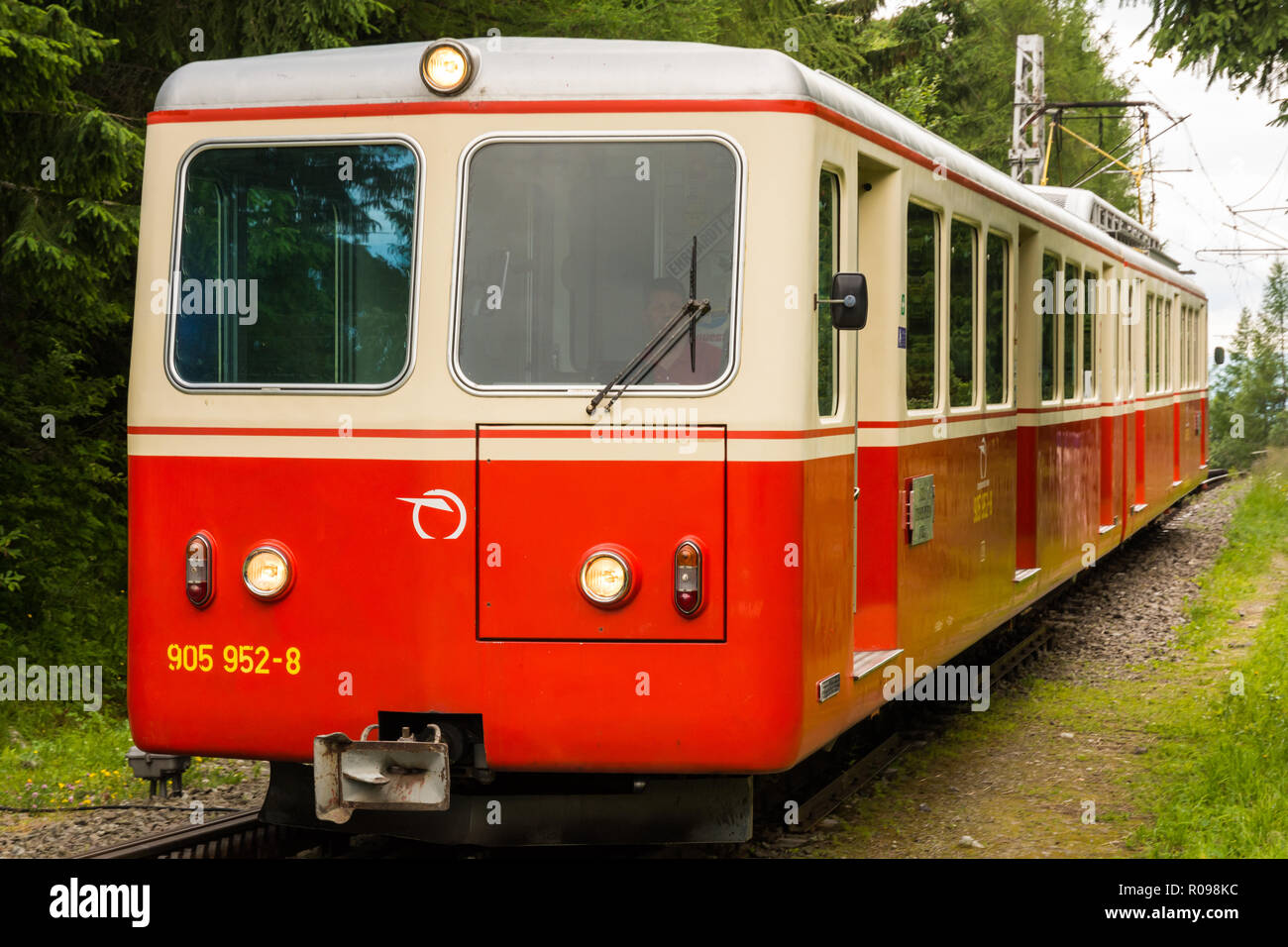 STRBSKE PLESO, SLOVAQUIE - Juillet 9, 2016 : Cog railway train arrivant à la borne centrale de Strbske Pleso village de salon des Hautes Tatras en Slovaquie pendant Banque D'Images