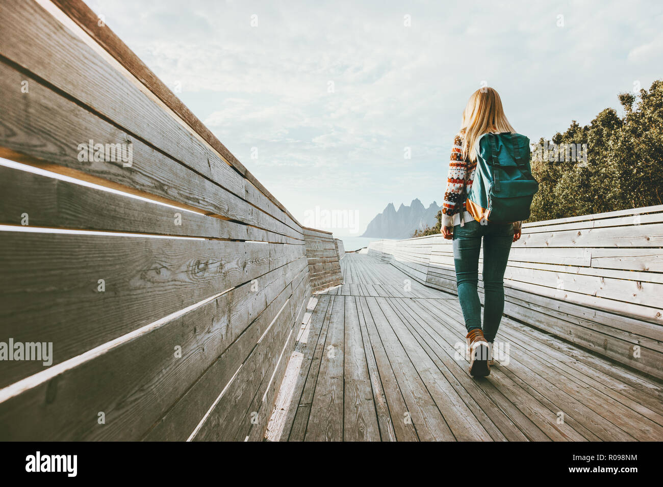 Femme de marcher seul sur les visites des sites pont norvégienne active healthy lifestyle vacations piscine Banque D'Images