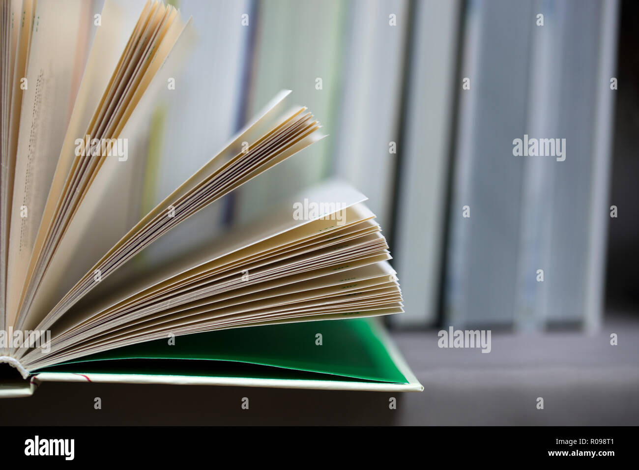 Livre ouvert, pile de livres cartonnés sur table. Vue d'en haut. Banque D'Images