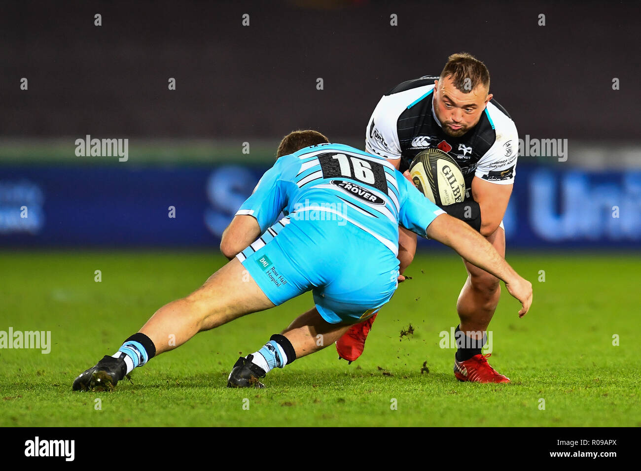 Swansea, Pays de Galles, Royaume-Uni. 2e Nov 2018. Stade Liberty , Swansea, Pays de Galles ; pro Guinness 14's Ospreys Rugby Glasgow Warriors v ; Sam Parry des balbuzards est abordé par Grant Stewart de Glasgow Warriors Crédit : News Images /Alamy Live News Crédit : Nouvelles Images /Alamy Live News Banque D'Images