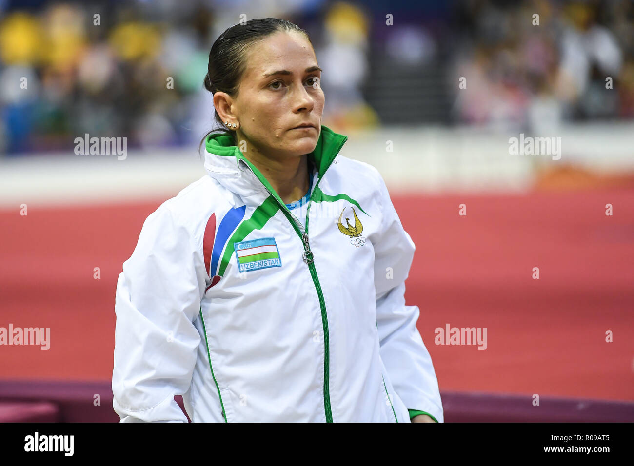 2 janvier 2016 - Doha, Qatar - OKSANA CHUSOVITINA attend son tour de faire concurrence au cours de la Voûte finales des épreuves concours tenu à l'Aspire Dome de Doha, au Qatar. (Crédit Image : © Amy Sanderson/Zuma sur le fil) Banque D'Images