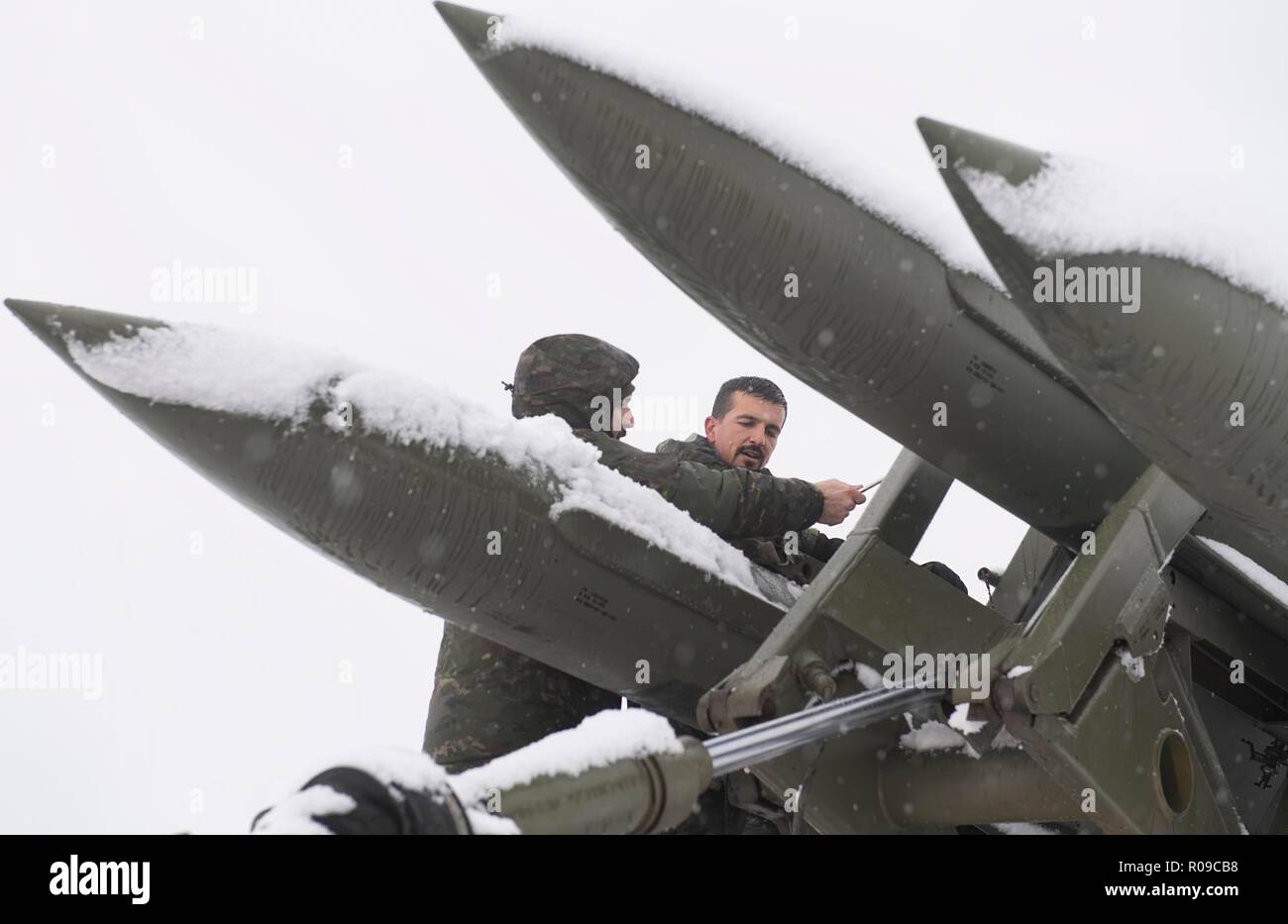 Molde, Norvège fjords. 06Th Nov, 2018. Soldats espagnols avec une unité de défense aérienne espagnole démontrer les techniques de chargement des missiles avec le MIM-23 Hawk lanceur de missiles au cours de l'exercice Trident Stade 18 Novembre 2, 2018 à Hjerkinn, la Norvège. L'exercice est le plus grand exercice de l'OTAN depuis 2015, et comprend plus de 50 000 militaires de 31 pays. Credit : Planetpix/Alamy Live News Banque D'Images