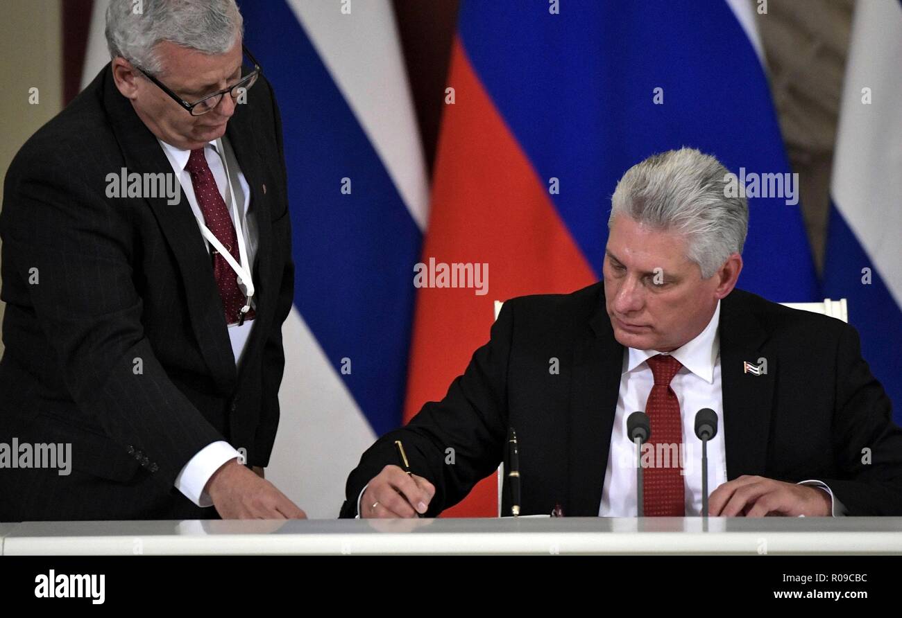 Président du Conseil d'État cubain Miguel Diaz-Canel Bermudez signe une entente à la suite de pourparlers cubain - Russe lors d'une cérémonie au Kremlin, le 2 novembre 2018 à Moscou, Russie. Banque D'Images