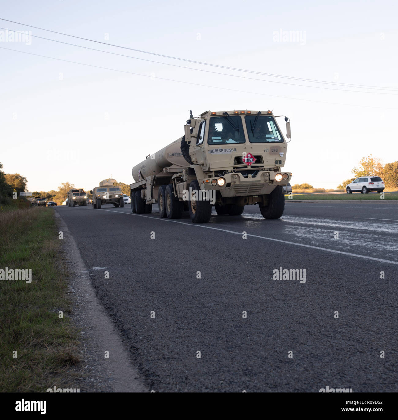 Le convoi de l'armée des États-Unis transporte des troupes et des fournitures à la frontière américano-mexicaine sur ordre du président Donald Trump. Le président a envoyé des troupes à la frontière en réponse à sa perception d'un groupe de réfugiés, fuyant la violence et la pauvreté en Amérique centrale et essayant d'atteindre la sécurité relative des États-Unis, comme une menace pour la sécurité nationale. Banque D'Images