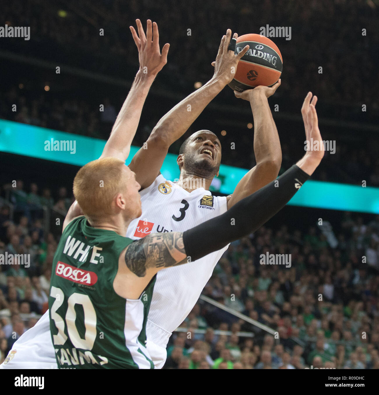 Kaunas, Lituanie. Nov 2, 2018. Anthony Randolph (Haut) du Real Madrid pousses durant la saison régulière Journée 5 match en euroligue de basket-ball tournoi du Zalgiris Kaunas entre la Lituanie et l'Espagne le Real Madrid à Kaunas, Lituanie, 2 novembre 2018. Le Real Madrid a gagné 90-79. Alfredas Crédit : Pliadis/Xinhua/Alamy Live News Banque D'Images