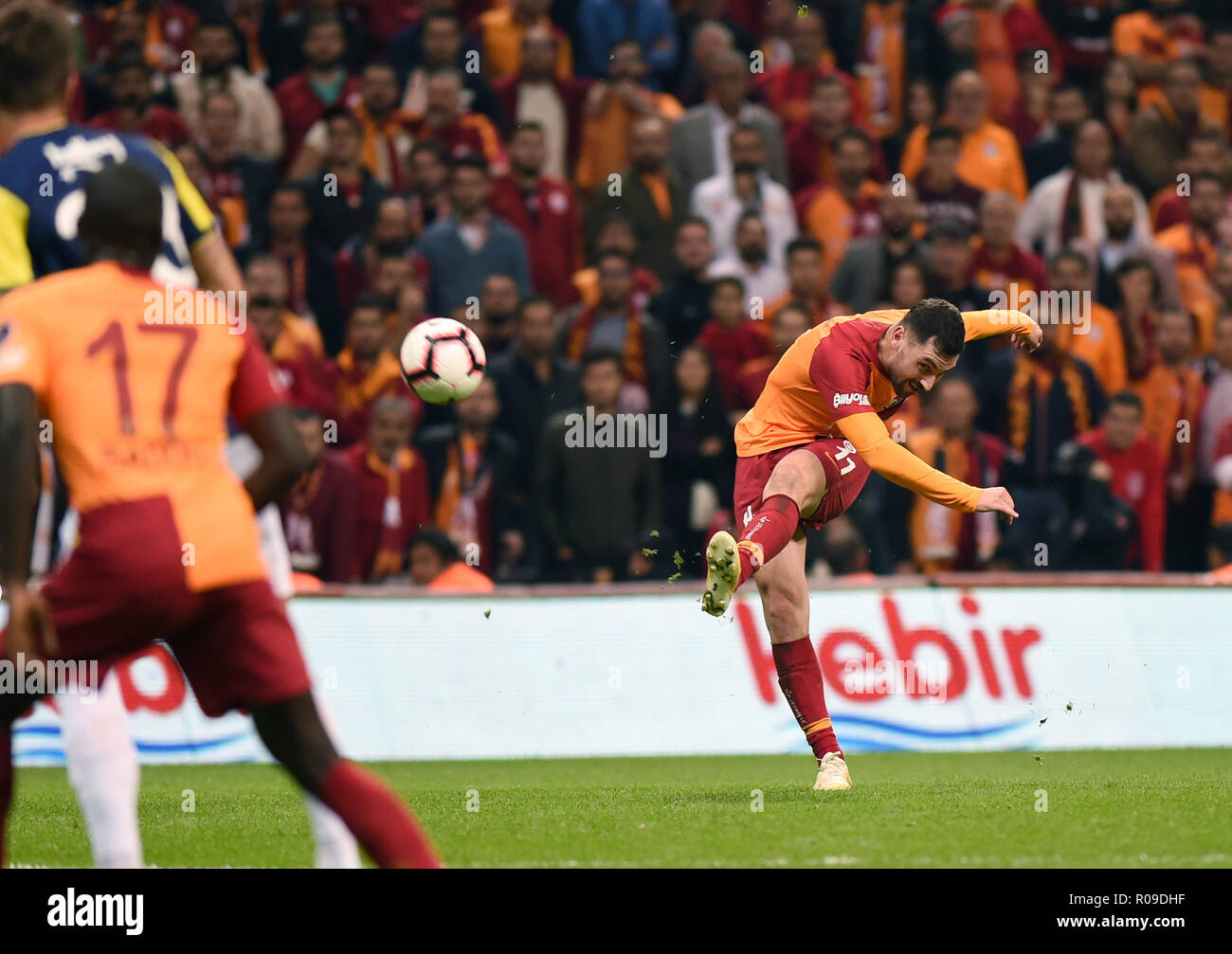 Istanbul, Turquie. Nov 2, 2018. Sinan Gumus (R) de pousses de Galatasaray  lors de la Super Ligue de Football turque 2018-2019 match de foot entre  Galatasaray et Fenerbahçe à Istanbul, Turquie, le