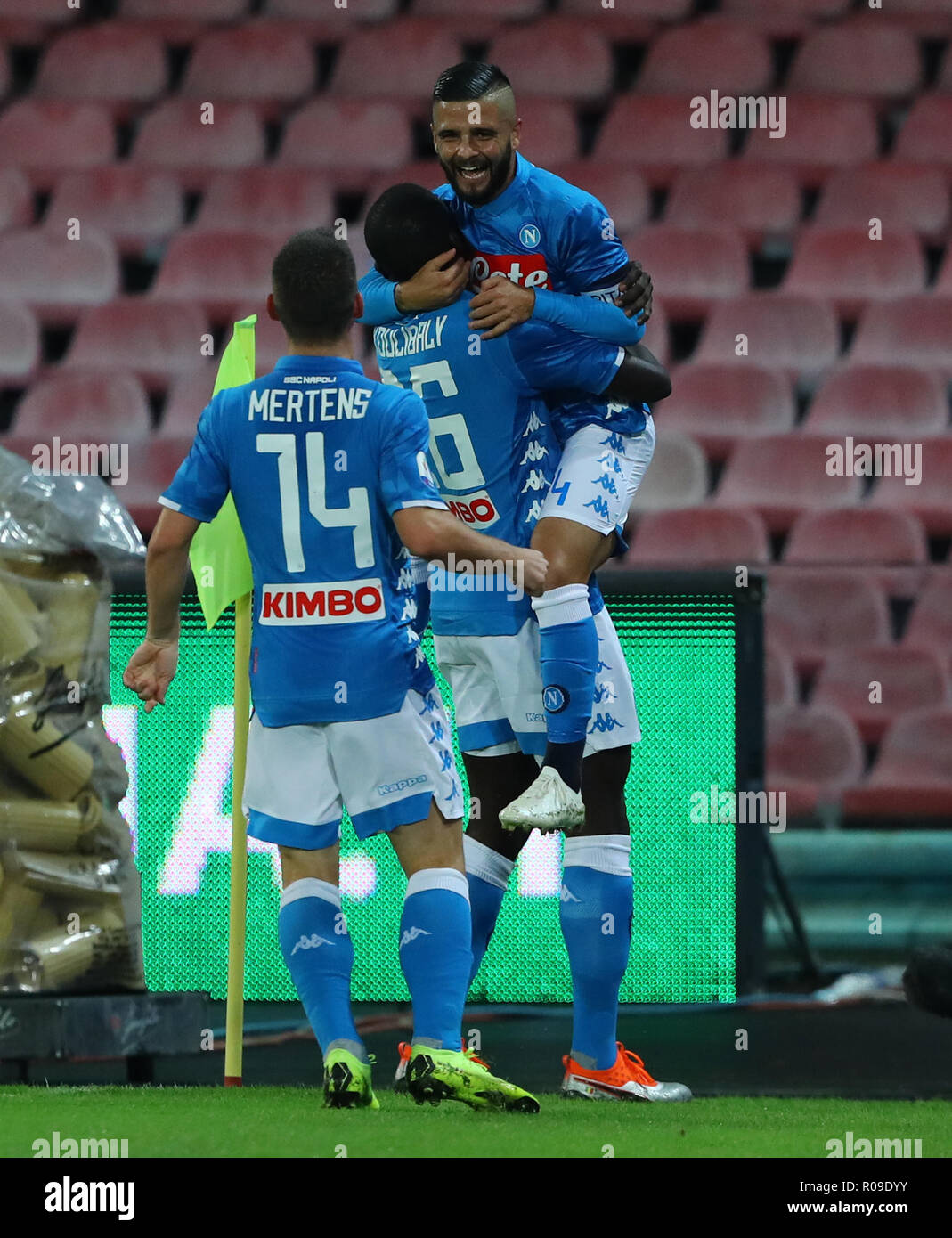 Naples, Italie. Nov 2, 2018. Napoli's Lorenzo Insigne (Haut) célèbre avec ses coéquipiers au cours de la Serie l'un match de foot entre Naples et Empoli à Naples, Italie, 2 novembre 2018. Napoli a gagné 5-1. Credit : Alberto Lingria/Xinhua/Alamy Live News Banque D'Images