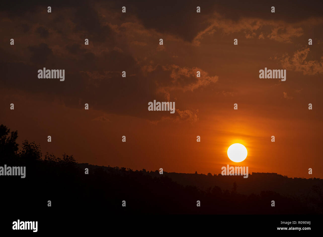 Johannesburg, Afrique du Sud, 2 novembre 2018. Le soleil se couche sur Northcliff Ridge, Johannesburg, Afrique du Sud. Credit : Eva-Lotta Jansson/Alamy Live News Banque D'Images