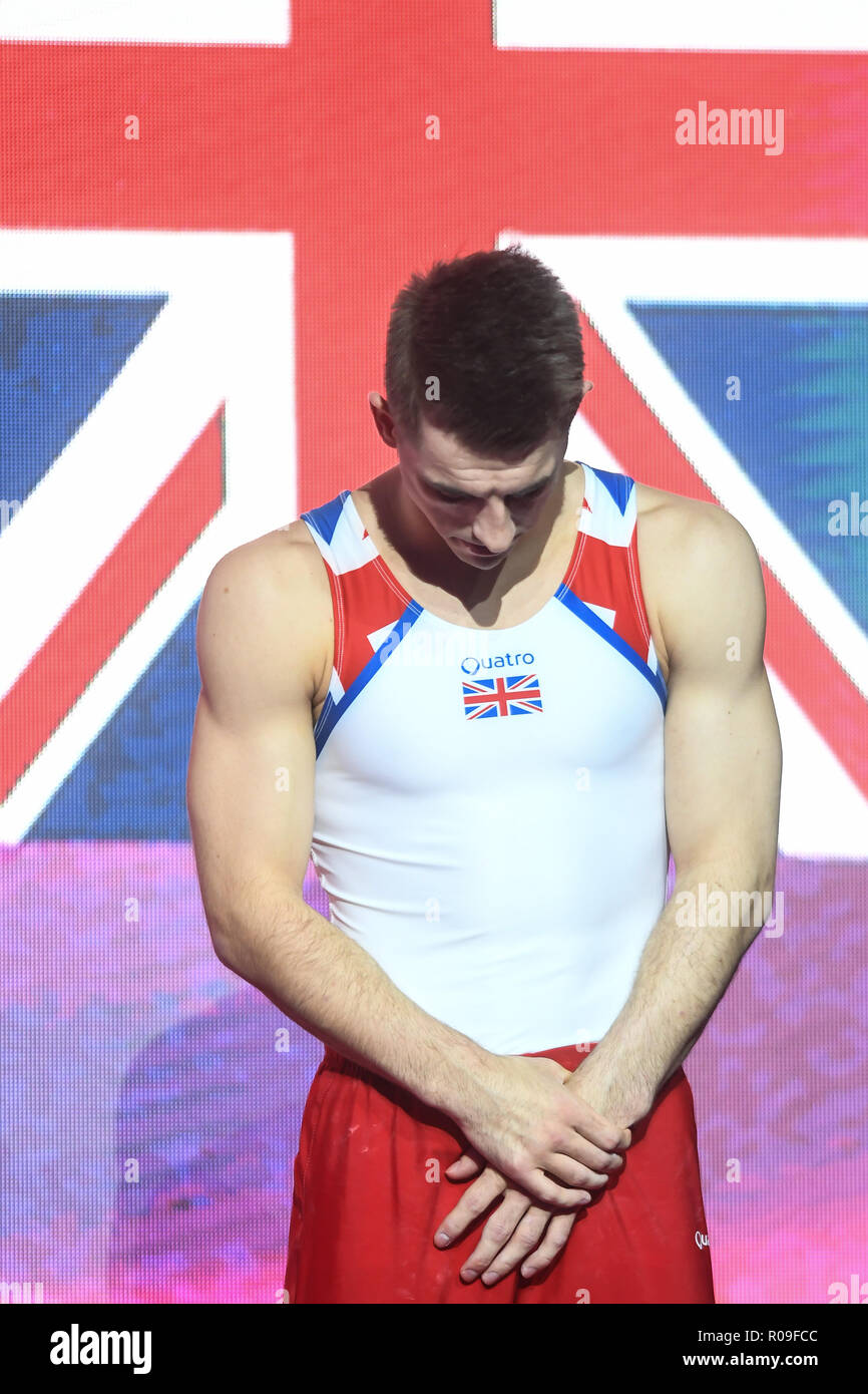 Doha, Qatar. 2 Jan, 2016. MAX WHITLOCK à partir de la Grande-Bretagne est introduit à la foule au cours de l'Cheval-arçons finales des épreuves concours tenu à l'Aspire Dome de Doha, au Qatar. Credit : Amy Sanderson/ZUMA/Alamy Fil Live News Banque D'Images