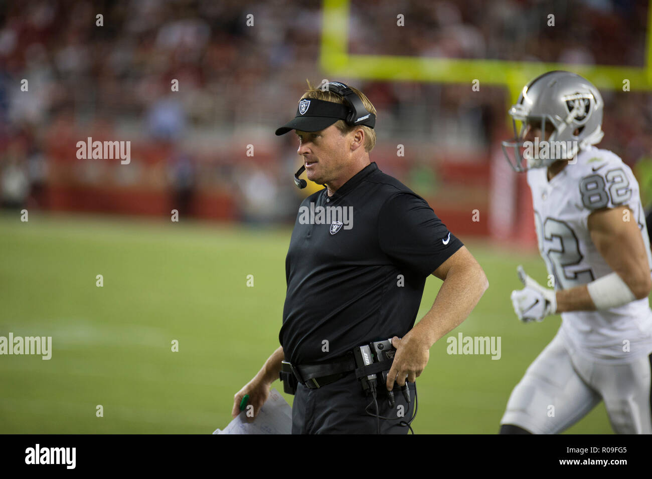 Californie, USA. 1er novembre 2018. L'entraîneur-chef Jon Gruden Oakland au cours de la NFL football match entre Oakland Raiders et les San Francisco 49ers 3-34 perdu au stade Santa Clara en Californie Levi James Thurman/CSM Crédit : Cal Sport Media/Alamy Live News Banque D'Images