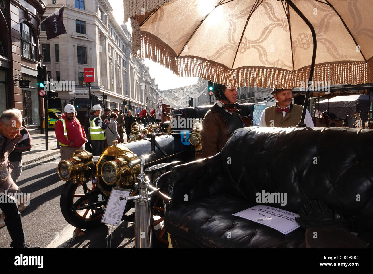 Londres, Royaume-Uni. 3 novembre 2018. Les propriétaires de chat vétéran habillé pour impressionner les juges Hall à l'Illinois Route 66 parrainé, Regent Street Motor Show, Westminster, London, UK Crédit : Motofoto/Alamy Live News Banque D'Images