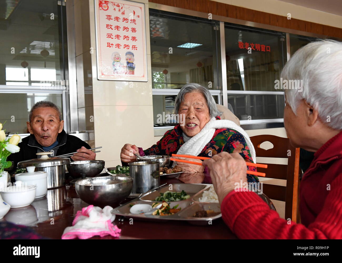 Qingdao, Chine, province du Fujian. 1er novembre 2018. Les personnes âgées ont le déjeuner au centre de bien-être social à Wuyishan City, province de Fujian en Chine du sud-est, le 1 novembre 2018. Ces dernières années, Shanghai a étudié la mode à l'appui pour les personnes âgées dans les régions montagneuses. En plus de perfectionner les installations, compte également la prestation de services afin d'assurer un environnement sain pour leur vie heureuse. Credit : Zhang Guojun/Xinhua/Alamy Live News Banque D'Images