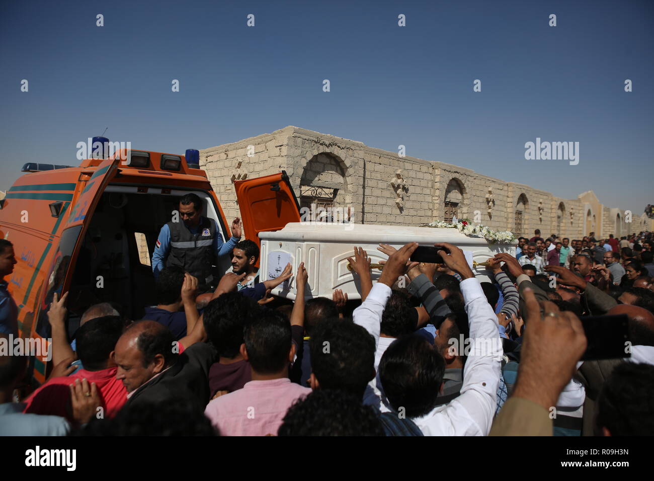 Nouveau Minya, Égypte. 06Th Nov, 2018. Les gens prennent un cercueil d'une ambulance à l'tombes coptes lors des funérailles des victimes qui ont été tuées lors d'une attaque sur un bus transportant des chrétiens coptes au Monastère St Samuel un jour plus tôt. Le soi-disant état Islamique (EST) la terreur a pris la responsabilité de l'attentat qui a fait au moins sept personnes ont perdu la vie. Credit : Gehad Hamdy/dpa/Alamy Live News Banque D'Images