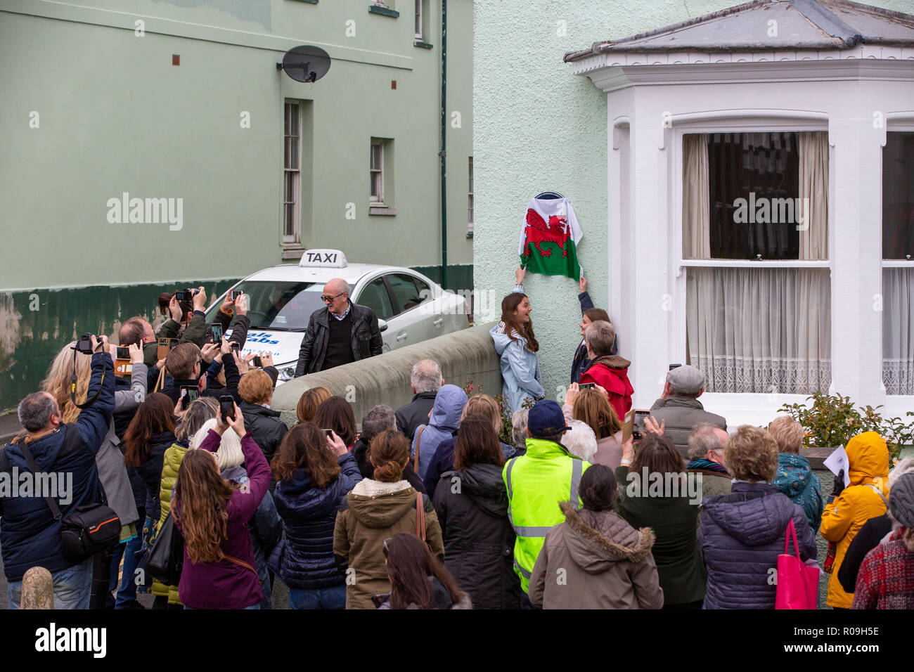 London, UK. 3 novembre 2018. Une plaque bleue la société civique de Carmarthen, dédié à Alice, Abadam est dévoilé à Picton 26 Terrasse, Carmarthen. Abadam Alice était une féministe, suffragette, auteur et orateur et a vécu dans la maison de 1886 à 1904. Elle était liée à une famille qu'une fois administré Middleton Hall, place du Jardin Botanique National du Pays de Galles. Credit : Gruffydd Thomas/Alamy Live News Banque D'Images