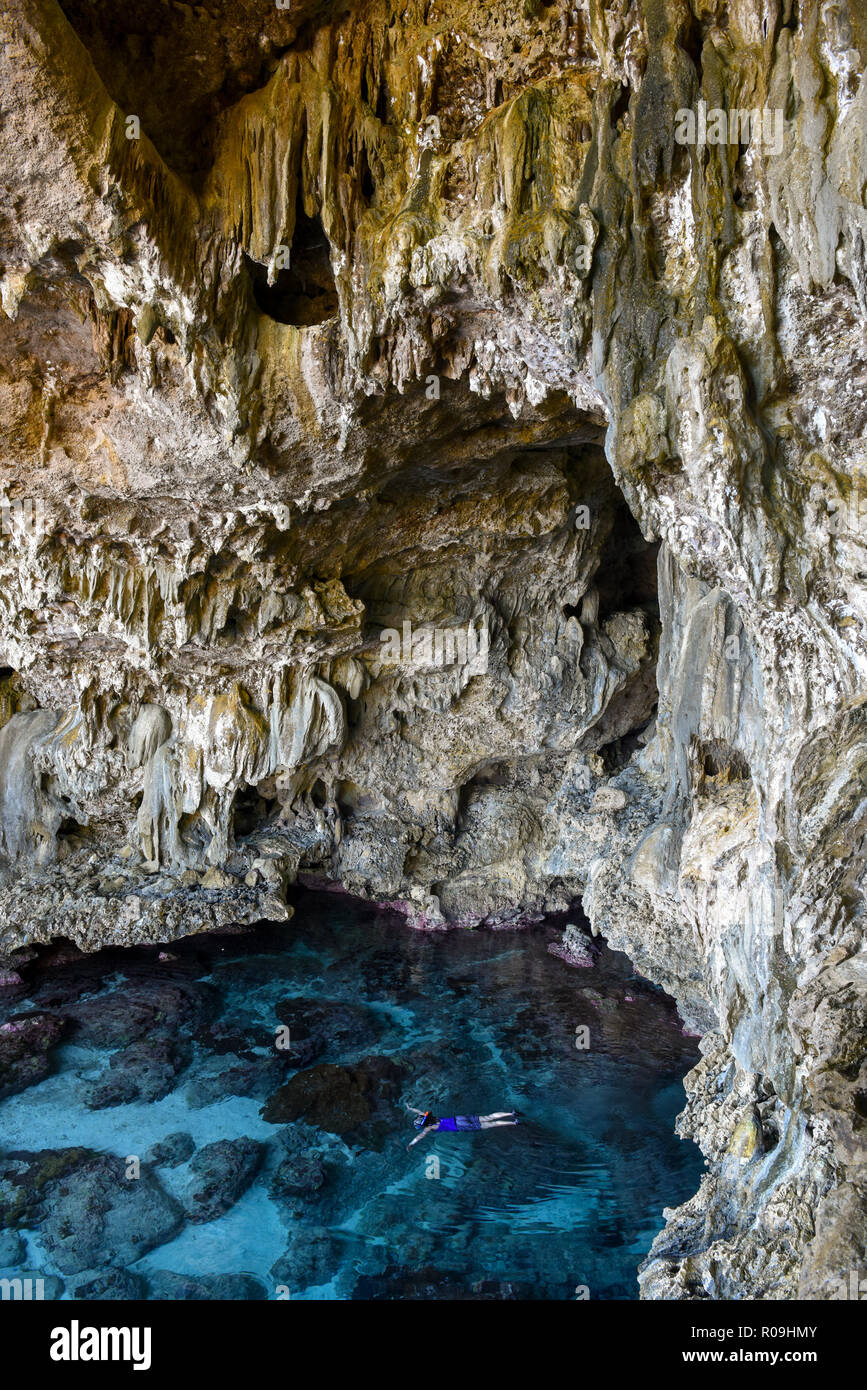 Alofi, Niue. Nov 2, 2018. Une femme tubas dans Avaiki cave, Niue, le 2 novembre 2018. Niue, visés à l 'Rock', est l'une des plus grandes îles de corail de la planète, avec des falaises, grottes intéressantes et de gouffres qui grouillent de vie marine. Les visiteurs peuvent faire de la plongée avec tuba, plongée sous-marine, et de baleines. Credit : Guo Lei/Xinhua/Alamy Live News Banque D'Images