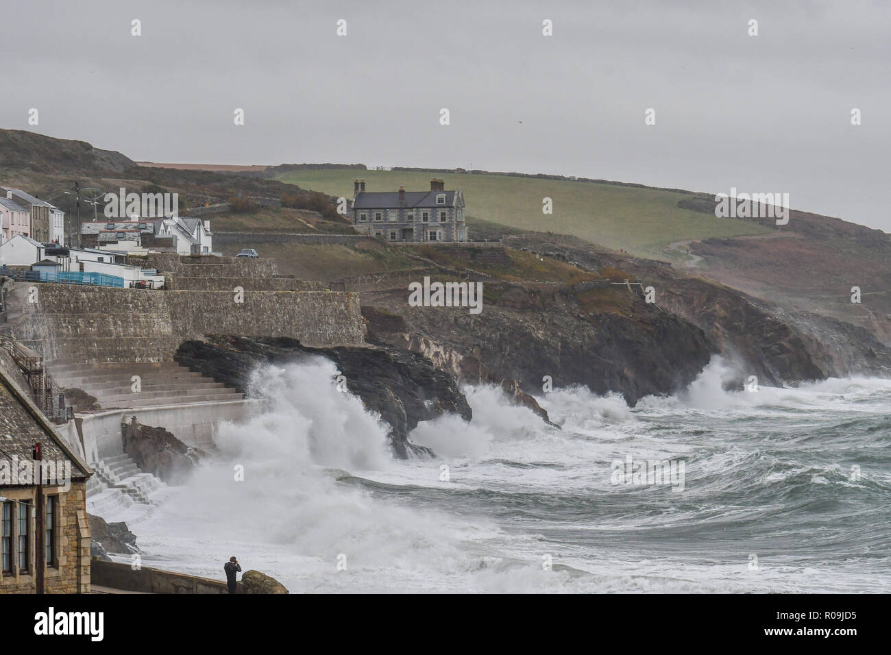 Porthleven, Cornwall, UK. 29Th sep 2018. Météo britannique. Les vents forts et les vagues de la côte à la pâte en Porthleven Oscar tempête frappe la UK Crédit : Simon Maycock/Alamy Live News Banque D'Images