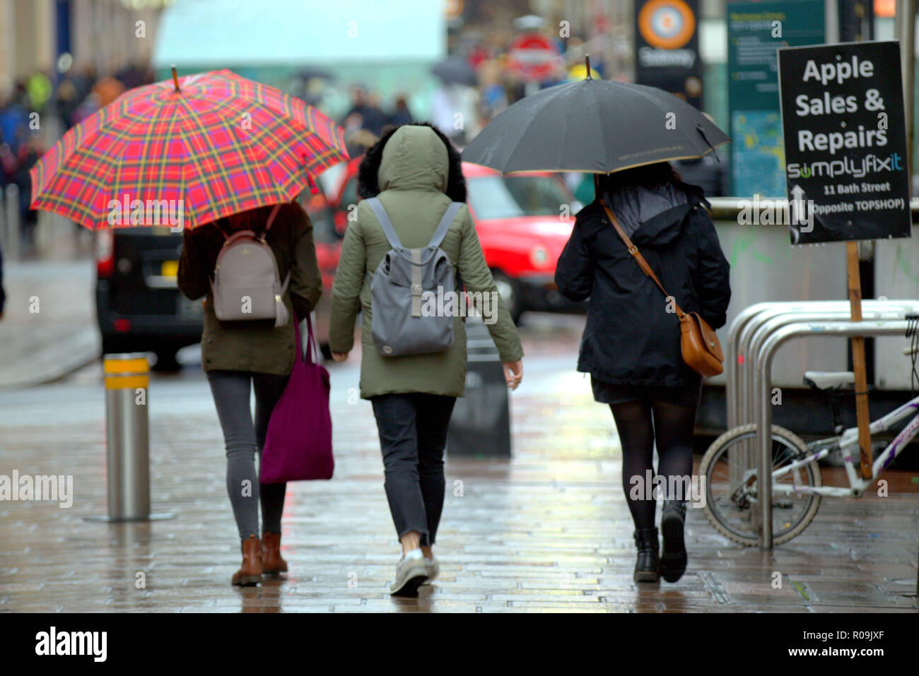 Glasgow, Ecosse, Royaume-Uni. 29Th sep 2018. Les forts vents et Météo France gratuites une alerte météorologique vu d'artifice annulés en lutte les habitants et les touristes dans le centre-ville. Credit : Gérard ferry/Alamy Live News Banque D'Images