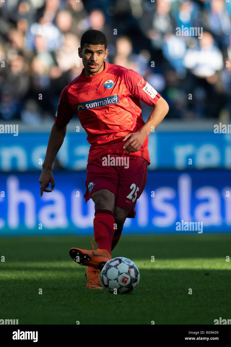 Duisburg, Allemagne. 06Th Nov, 2018. Soccer : 2ème Bundesliga, MSV Duisburg - SC Paderborn 07, 12e journée dans la Schauinsland Reisen Arena : Mohamed Dräger de Paderborn à la balle. Crédit : Bernd Thissen/DPA - NOTE IMPORTANTE : en conformité avec les exigences de la DFL Deutsche Fußball Liga ou la DFB Deutscher Fußball-Bund, il est interdit d'utiliser ou avoir utilisé des photographies prises dans le stade et/ou la correspondance dans la séquence sous forme d'images et/ou vidéo-comme des séquences de photos./dpa/Alamy Live News Banque D'Images