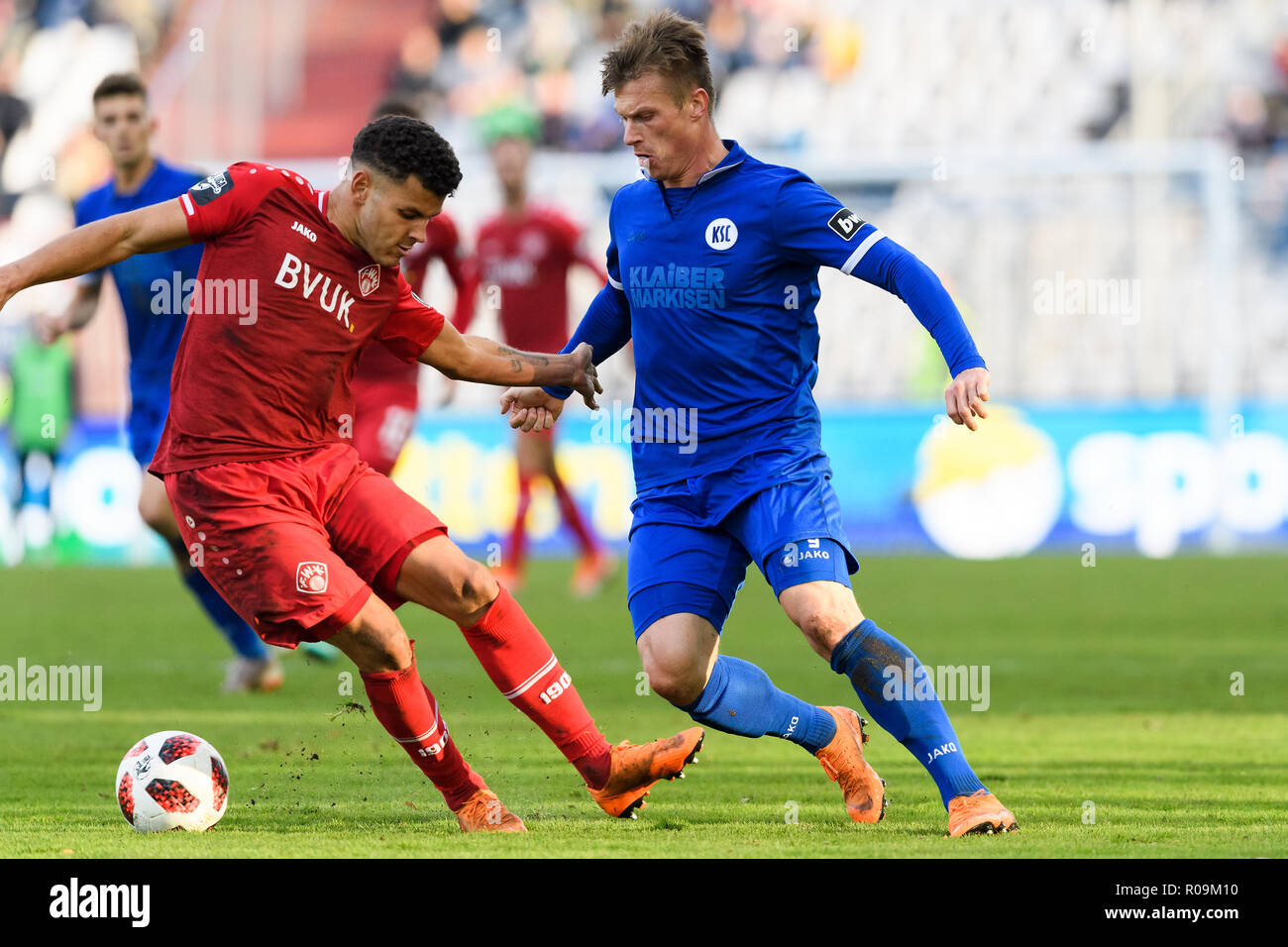 Marvin Pourie (KSC) en duels avec Dave (Gnaase Kickers Würzburg). GES/football/3e Ligue : Karlsruher SC - Kickers Würzburg, 03.11.2018 - dernier jeu dans le vieux Wildparkstadion. Football/soccer : 3. Ligue : Karlsruhe vs Wuerzburg, Karlsruhe, le 3 novembre, 2018 | dans le monde d'utilisation Banque D'Images