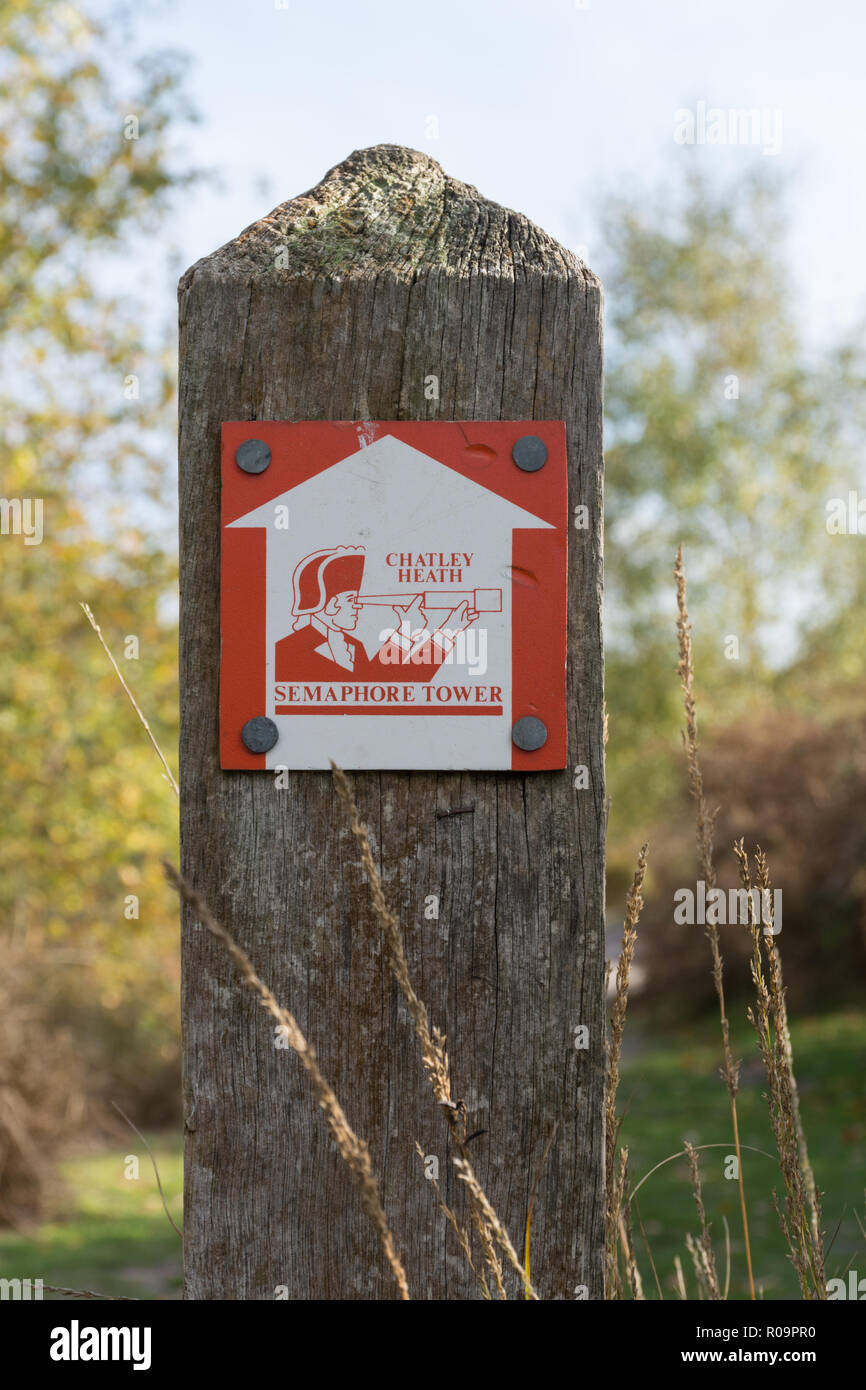 Panneau, indicateur de direction, pointeur, sur un sentier traversant Chatley Heath à Surrey, Royaume-Uni Banque D'Images