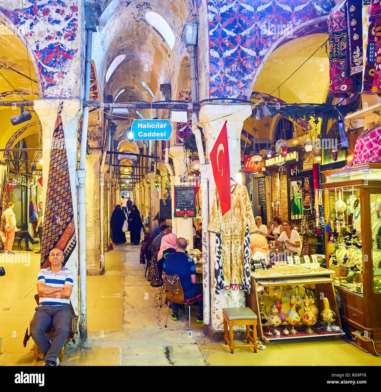 Vendeur au passage du Kapali Carsi, le Grand Bazar d'Istanbul, Turquie. Banque D'Images
