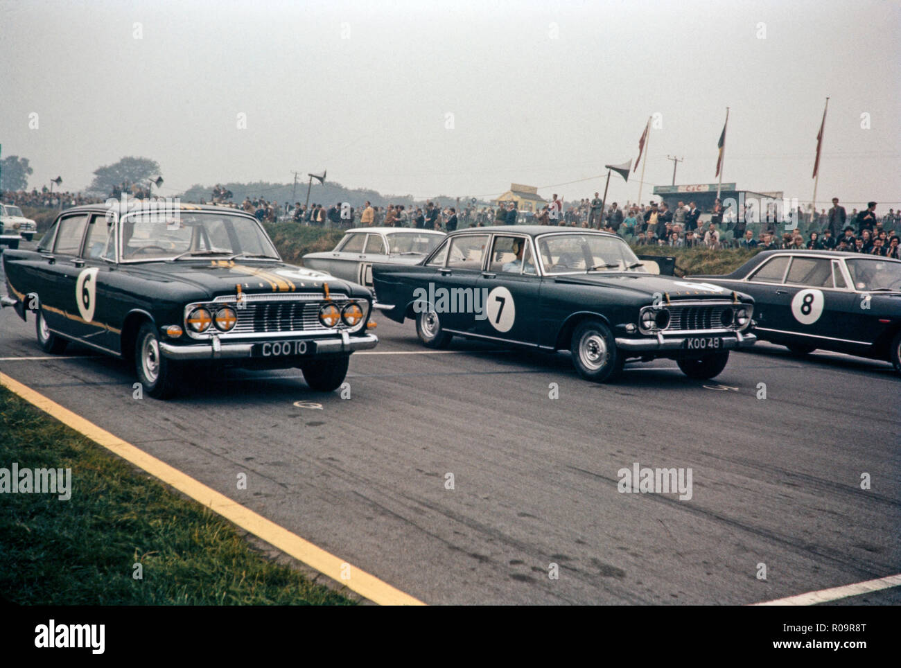 La course automobile au circuit de Brands Hatch en Angleterre au début des années 1960. Montré sont deux voitures Ford Zodiac, numéro 6 et 7. Photo de la grille de départ, juste avant le départ de la course. Banque D'Images