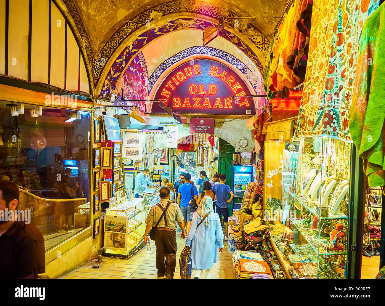 Les citoyens au passage du Kapali Carsi, le Grand Bazar d'Istanbul, Turquie. Banque D'Images