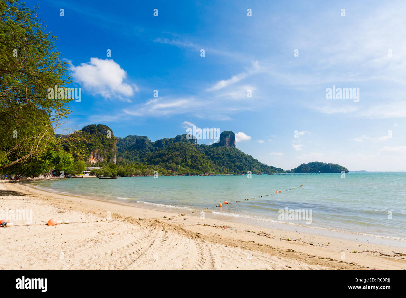 Vue sur East Railay beach tropical de Krabi dans le sud de la Thaïlande. Baie de paysage prises en Asie du sud-est. Banque D'Images