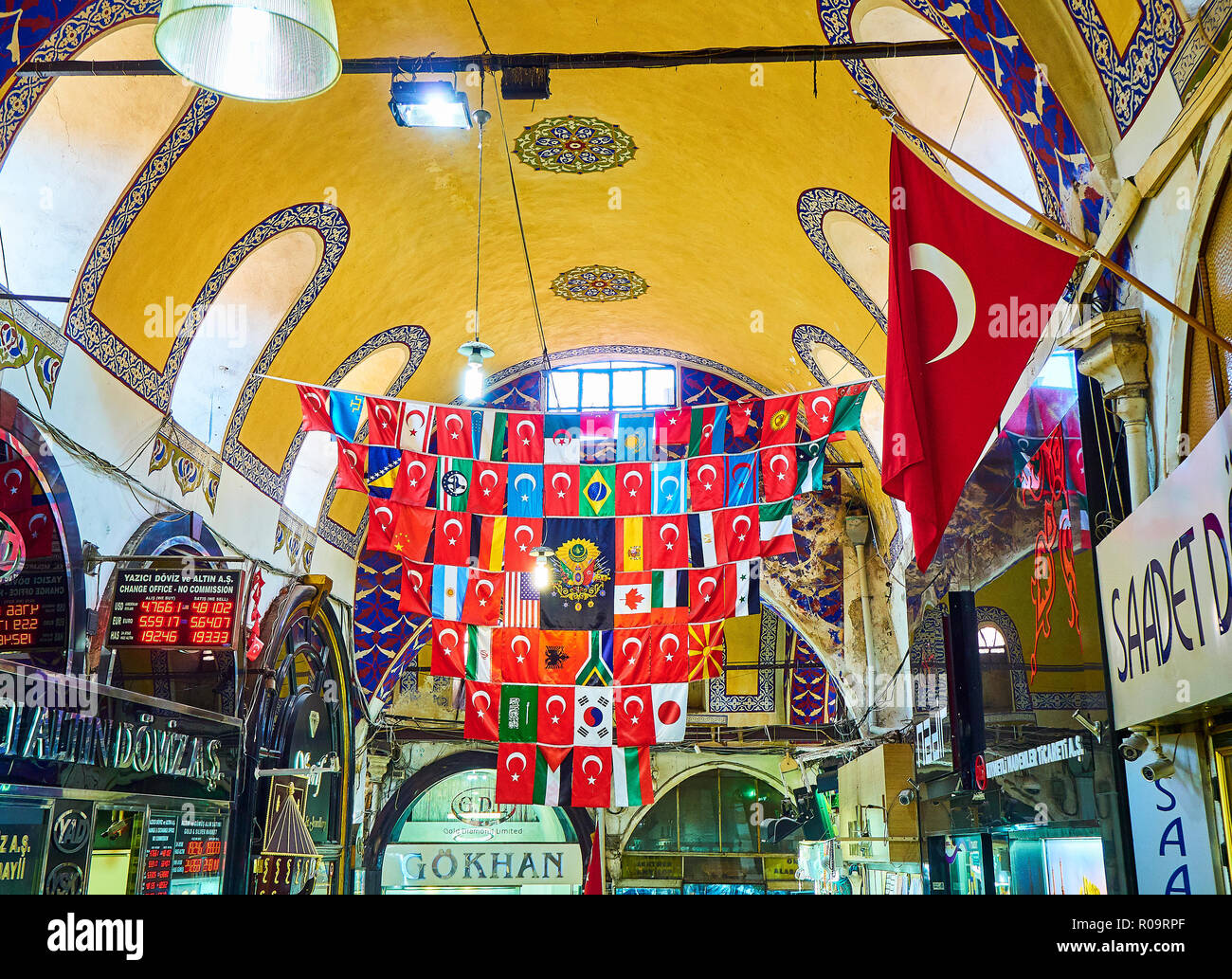 Les drapeaux sur les passages de l'Kapali Carsi, le Grand Bazar d'Istanbul, Turquie. Banque D'Images