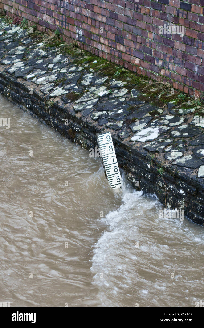Presteigne, Powys, Pays de Galles, Royaume-Uni. La rivière Lugg en hiver, à haut niveau d'inondation de la vieille ville sous les 17c pont de pierre Banque D'Images