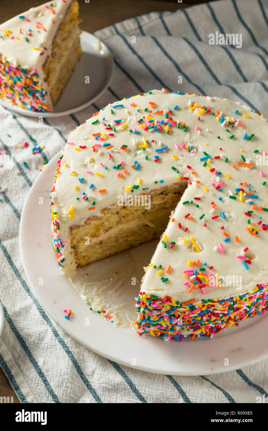 Gateau D Anniversaire Sucre Fait Maison Avec Des Bougies Pret A Servir Photo Stock Alamy