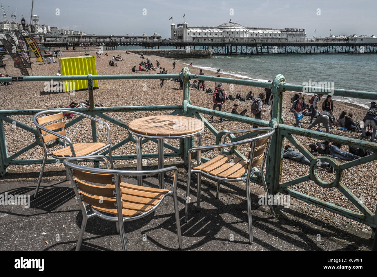 Vide table et chaises donnant sur plage sceene sur stone beach Brighton sussex UK Banque D'Images