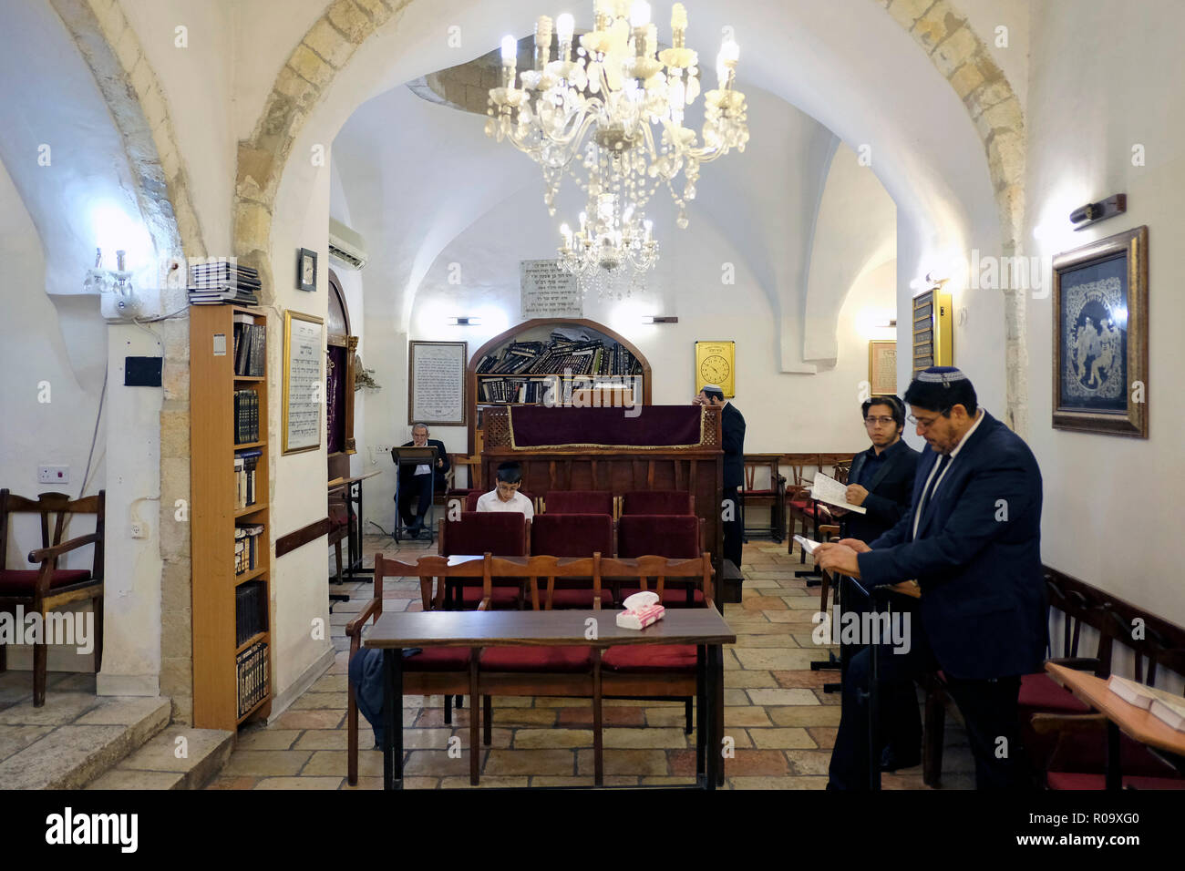 Les Juifs religieux prient à l'intérieur de la Synagogue Tzuf Dvash, qui a été fondée en 1860 par des immigrants nord-africains de Magrabim qui ont rompu de la grande communauté séfarade de Jérusalem et ont établi les synagogues des Occidentaux dans le quartier juif de la vieille ville de Jérusalem.Israël Banque D'Images