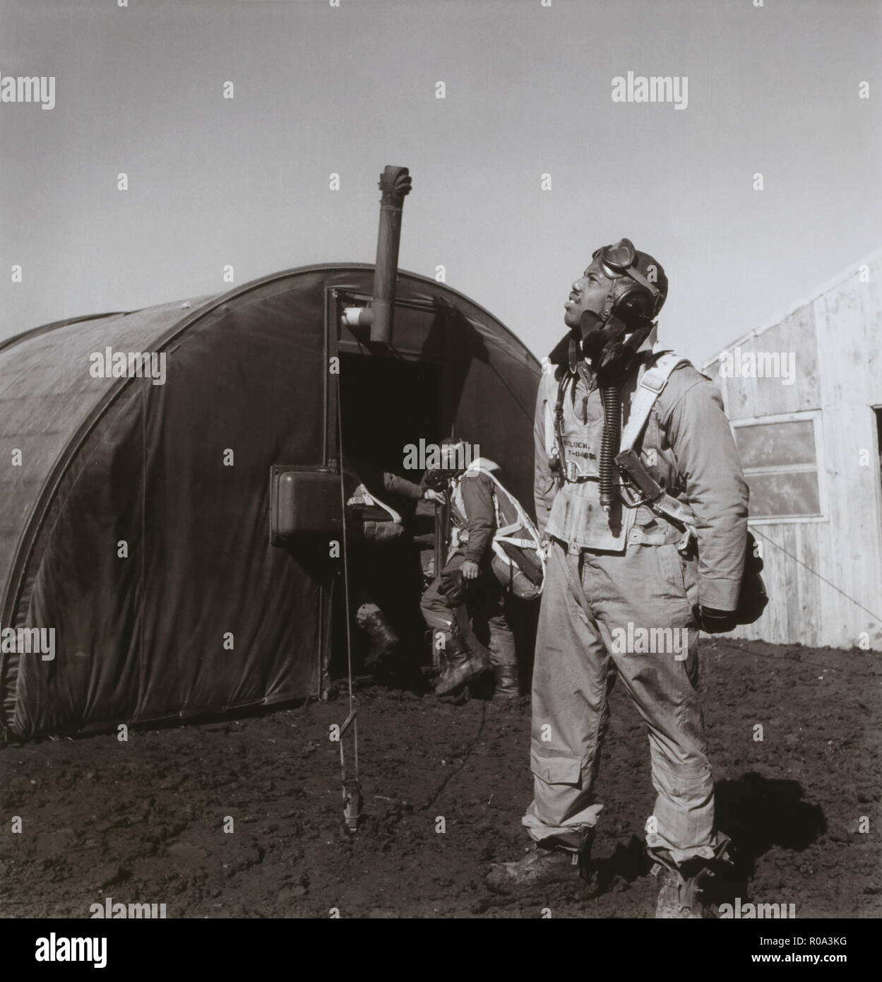 Newman pilote C. Golden, Cincinnati, OH, classe 44-G, Numérisation Skies, avec chambre de parachute en arrière-plan, Ramitelli, Italie, Toni Frissell, Mars 1945 Banque D'Images