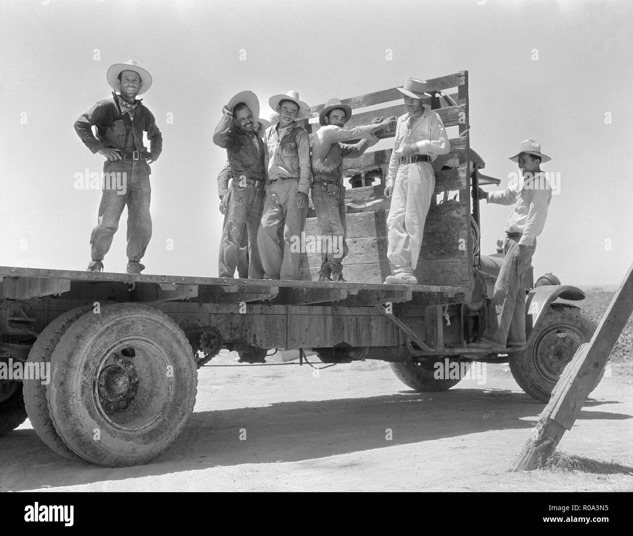 Groupe des travailleurs mexicains sur camion à plateau après une journée dans les champs de melons, Imperial Valley, California, USA, Dorothea Lange, Farm Security Administration, juin 1935 Banque D'Images