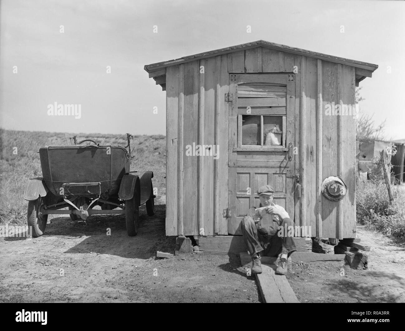 Dans la mine de charbon de travailleur assis en face de la maison, comté de Cherokee, Kansas, USA, Arthur Rothstein, Farm Security Administration, mai 1936 Banque D'Images