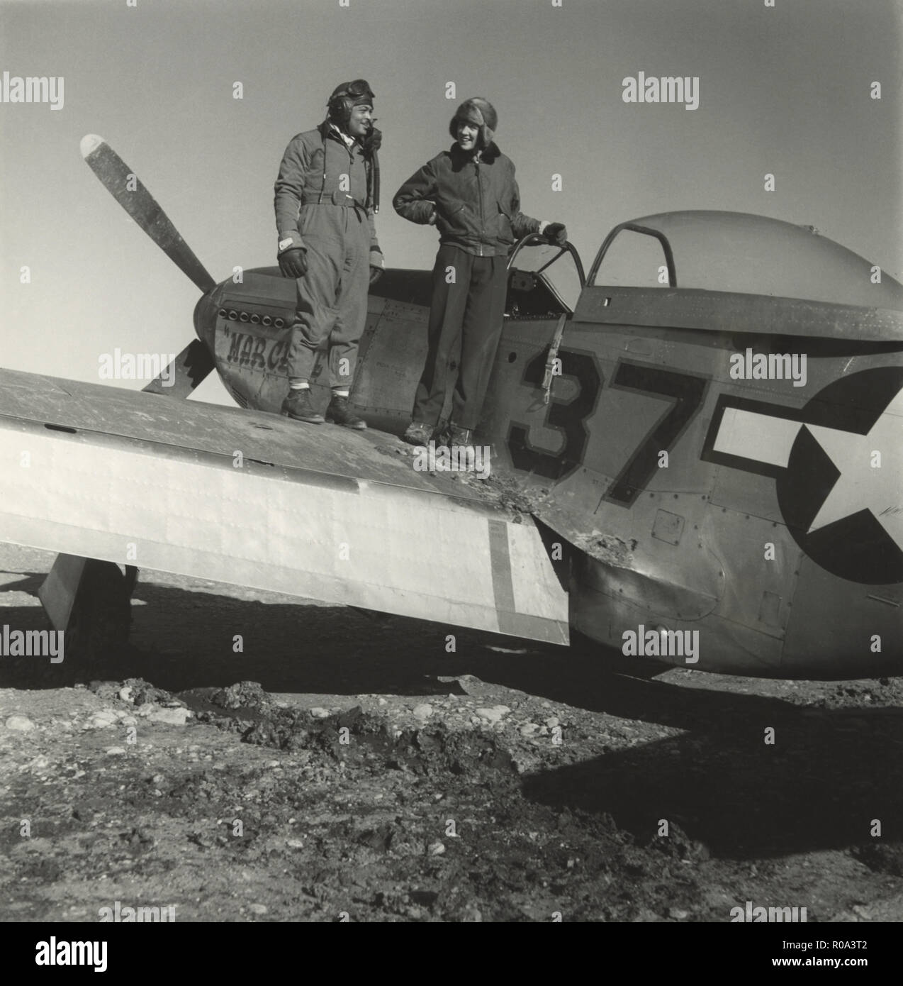 Commandant de groupe adjoint George S. Roberts avec le photographe Toni Frissell, Portrait debout sur aile d'avion à Air Base, Ramitelli, Italie, Toni Frissell, Mars 1945 Banque D'Images