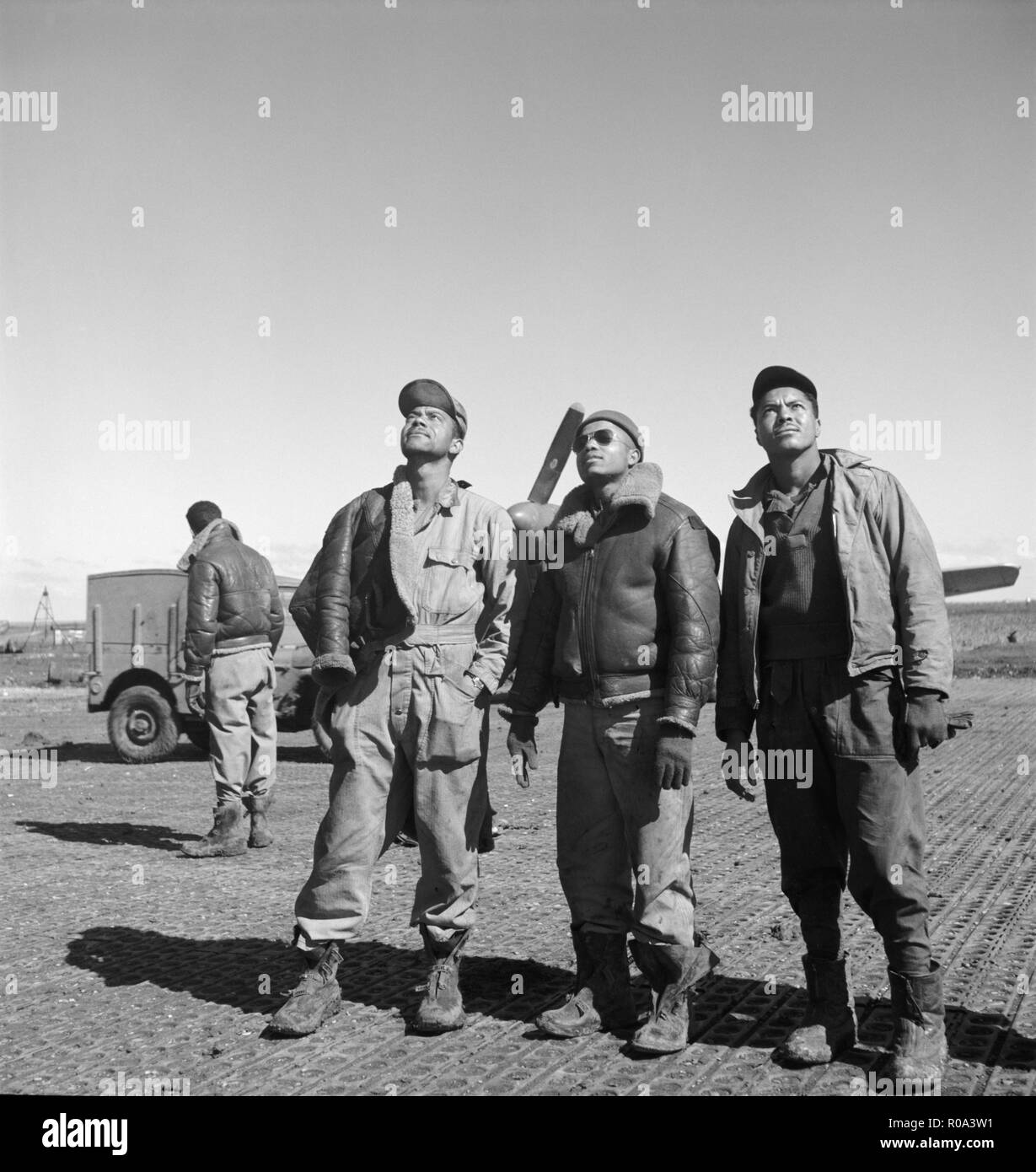 Trois aviateurs de Tuskegee looking up at Air Base, Ramitelli, Italie, Toni Frissell, Mars 1945 Banque D'Images
