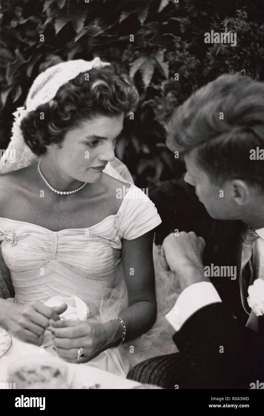 Jacqueline Bouvier Kennedy et le sénateur John F. Kennedy à parler à leur réception de mariage, Newport, Rhode Island, USA, par Toni Frissell, Septembre 12, 1953 Banque D'Images
