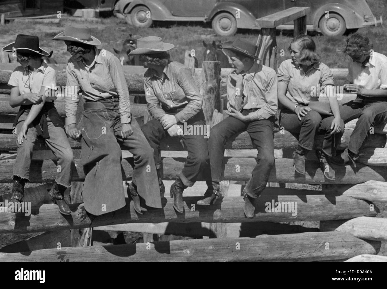 Dude filles sur un corral Fence, quart de cercle U Roundup, Montana, USA, Arthur Rothstein, Farm Security Administration, juin 1939 Banque D'Images