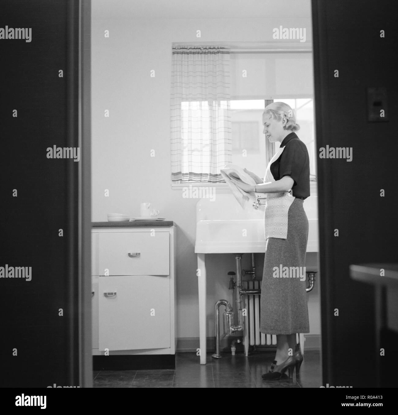 Woman Washing Dishes, Intérieur de maison terminée, nouveau Pacte Communautaire Coopérative, Greenbelt, Maryland, USA, Arthur Rothstein, Farm Security Administration, Novembre 1936 Banque D'Images