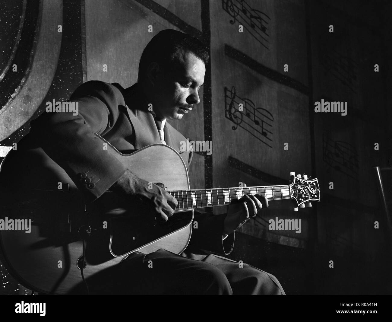 Laurindo Almeida, Portrait, Richmond, Virginie, USA, William P. Gottlieb Collection, 1947 Banque D'Images