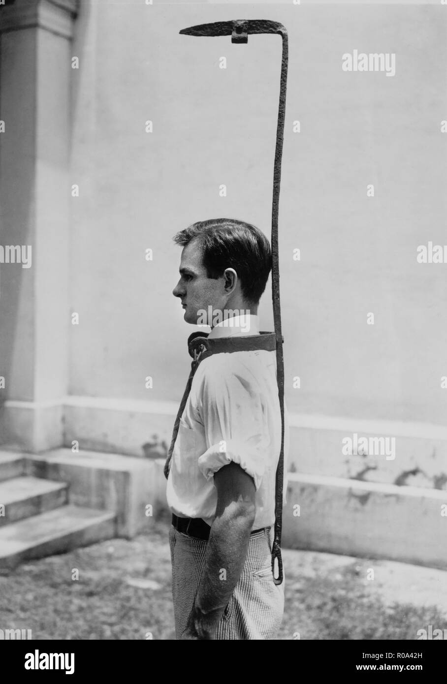 Richbourg Gailliard, assistant du directeur de la musée fédéral, démontre l'utilisation d'un rack de Bell, un dispositif utilisé par les propriétaires d'esclaves pour surveiller un esclave en fuite, à l'origine surmontée d'une cloche, qui a retenti lorsque l'essayer de quitter la route et passer par le feuillage ou les arbres, Mobile, Alabama, Etats-Unis, 1936 Banque D'Images