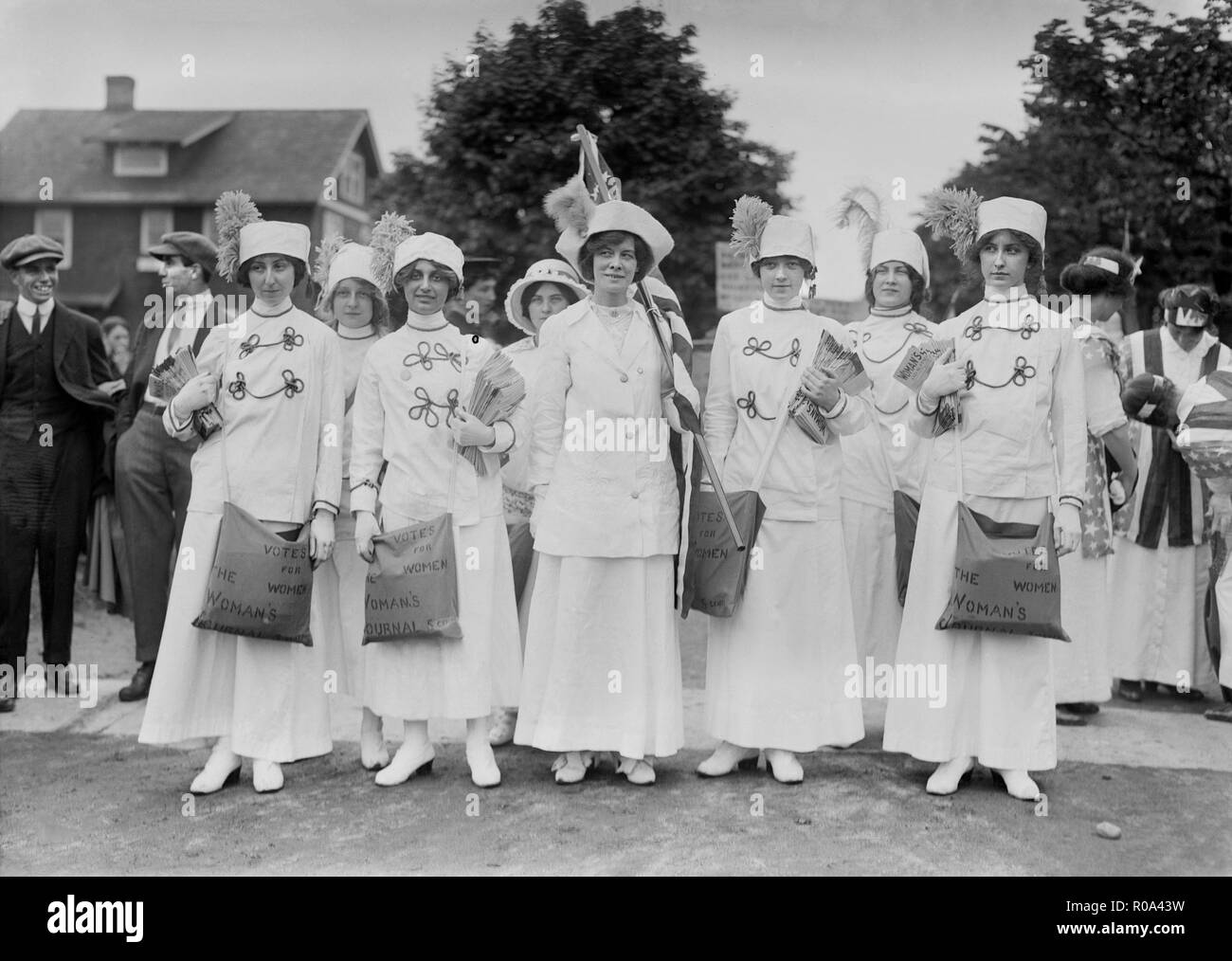 Elisabeth Freeman (centre holding drapeau Américain) avec les filles, Bains au suffrage News News Service, Mai 1913 Banque D'Images