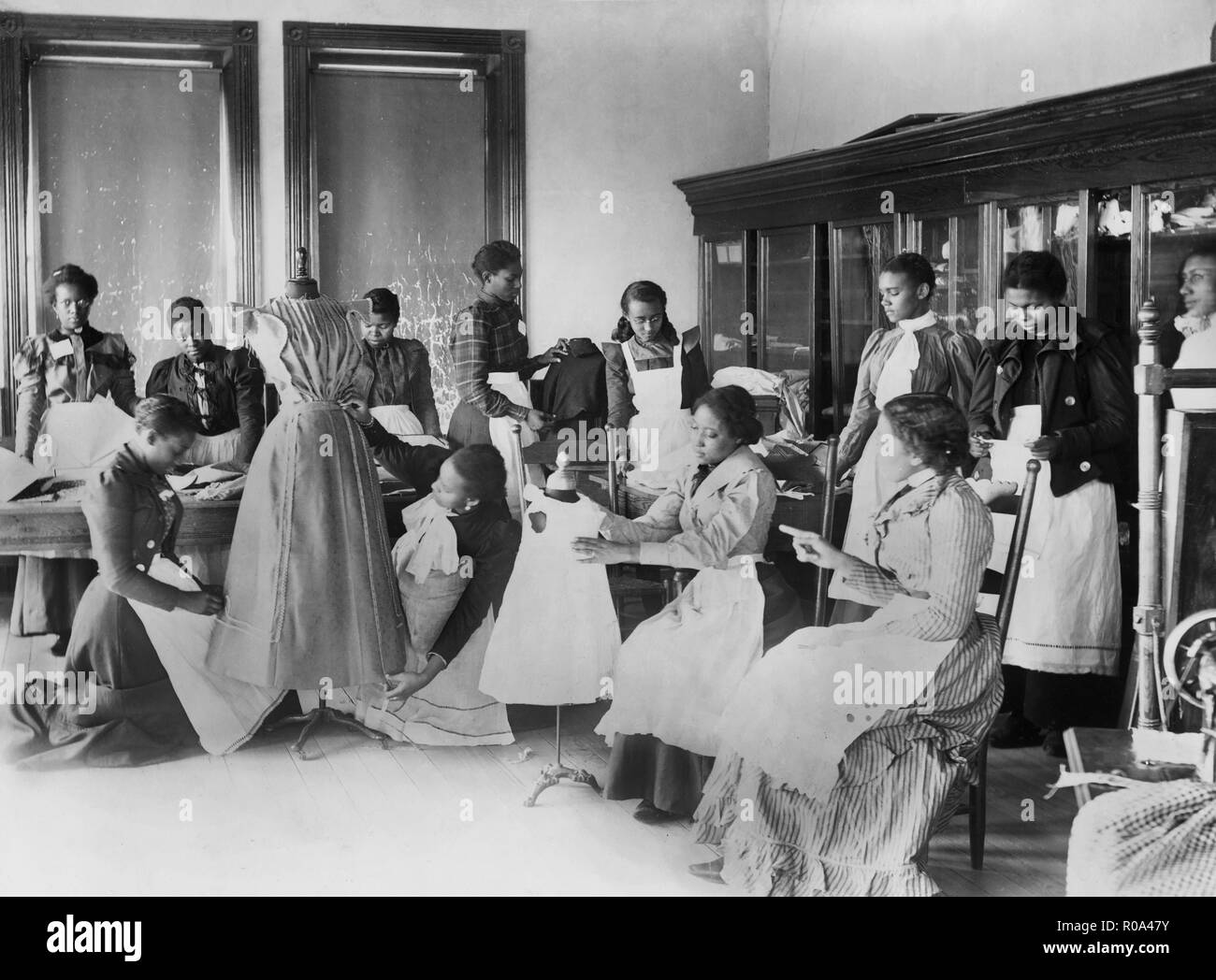 Les jeunes femmes et les vêtements bien ajustés dans la classe, de l'Agriculture et de l'ordre mécanique, Greensboro, North Carolina, USA, 1900 Banque D'Images