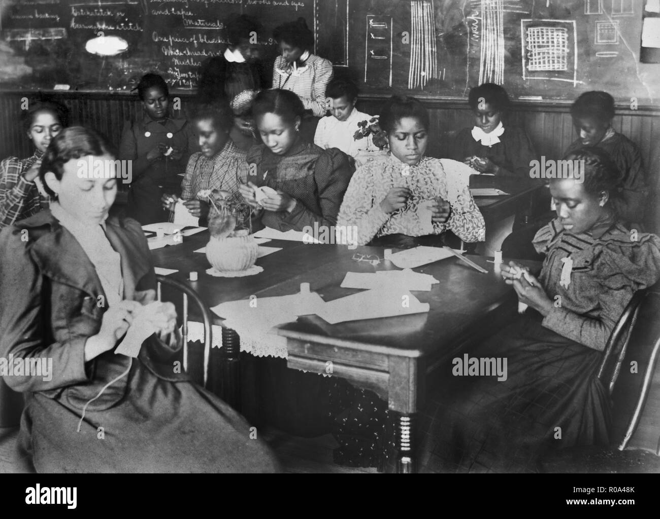 La classe de couture, Haines et normale de l'Institut Industriel, Augusta, Géorgie, USA, 1900 Banque D'Images