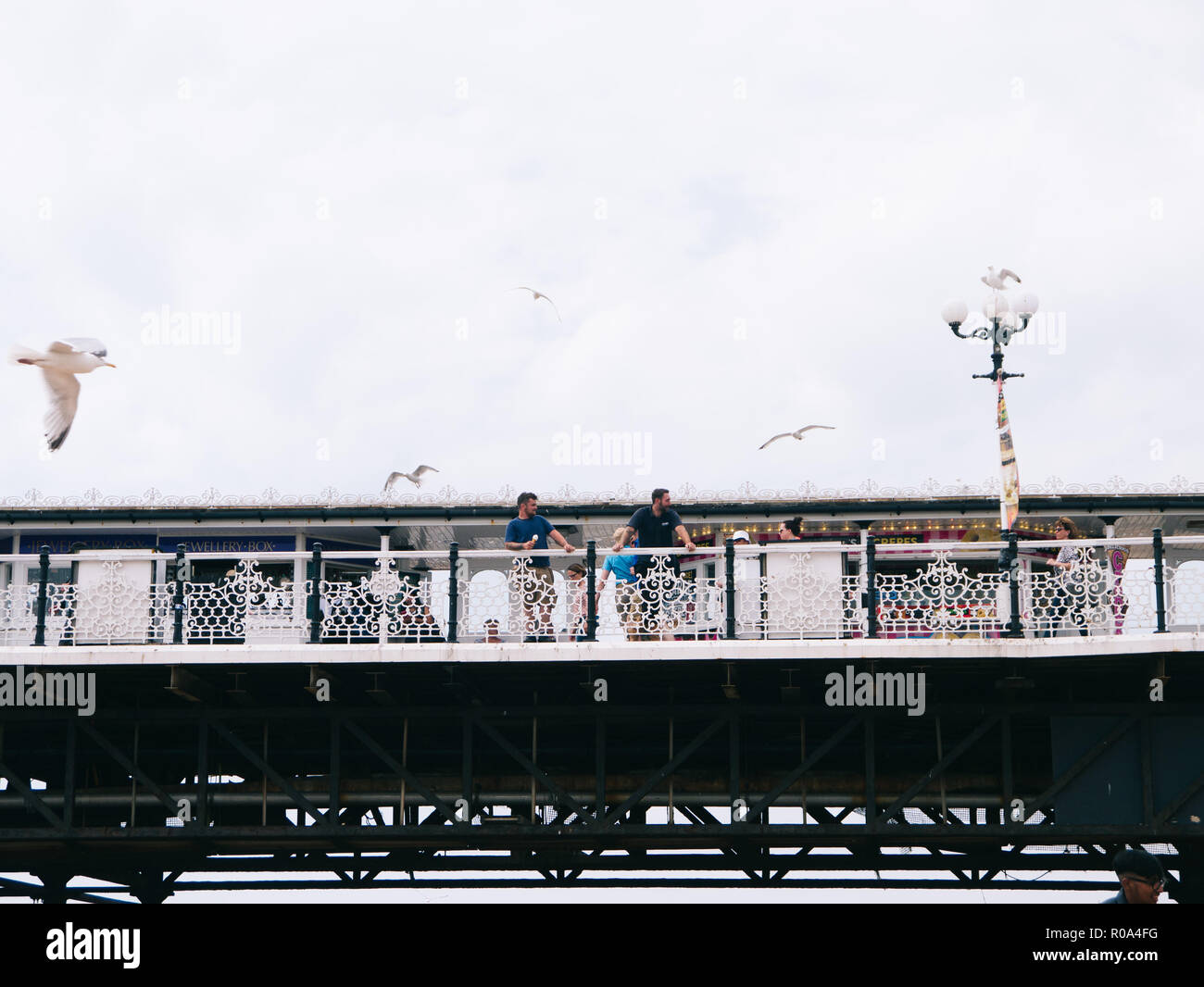 Brighton Pier Palace casino avec les touristes Banque D'Images