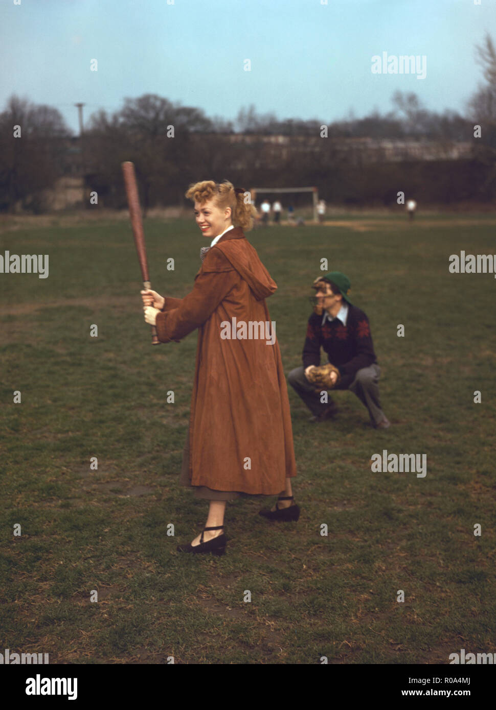La chanteuse de jazz June Christy jouer au baseball, Portrait avec Bat, William P. Gottlieb Collection, 1947 Banque D'Images