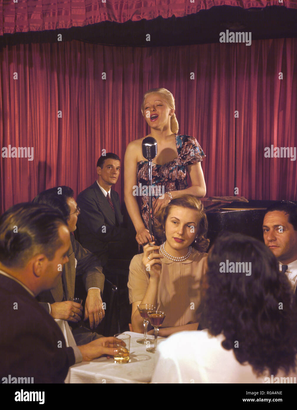 La chanteuse de jazz non identifiés, West 52nd Street, New York City, New York, USA, William P. Gottlieb Collection, 1948 Banque D'Images